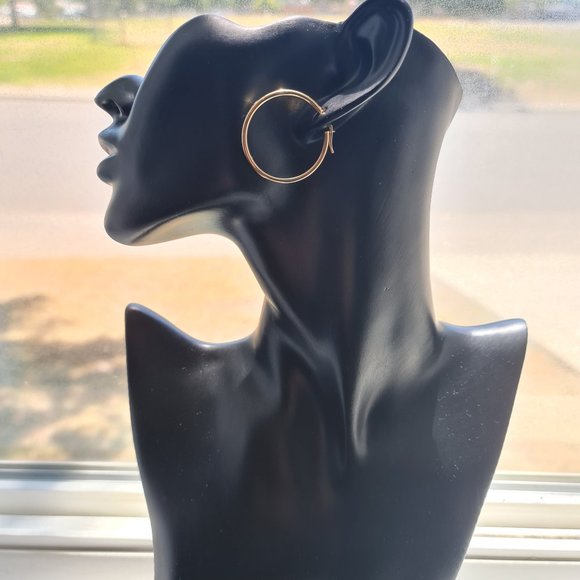 Jewelry - Gold hoop earring